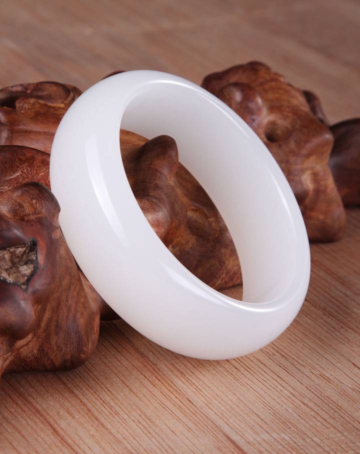 阿富汗玉手镯真的好吗 白玉手镯比专卖店便宜