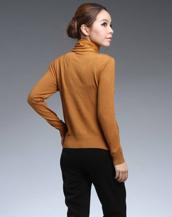 杏黄色高领长袖针织衫